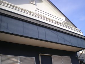 経年で退色し補修したひび割れ箇所が目立ってきた